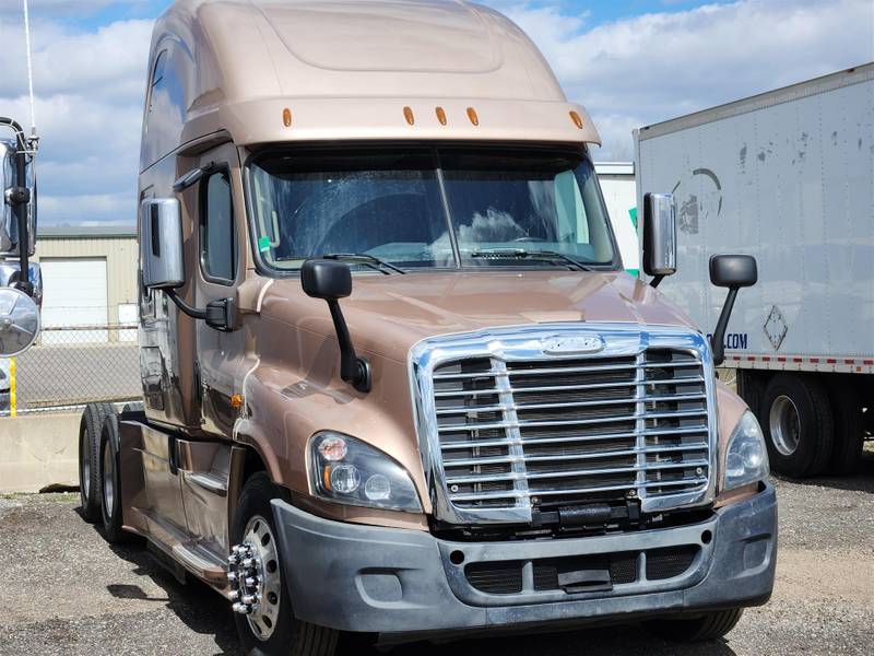 2017-freightliner-cascadia.2